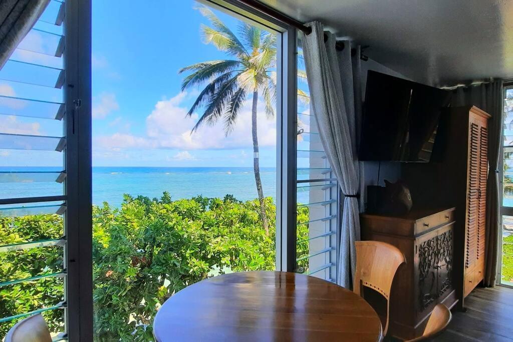 Breezy Beachfront Bali-Style Haven 180 Degree Oceanview Hau'ula Екстериор снимка